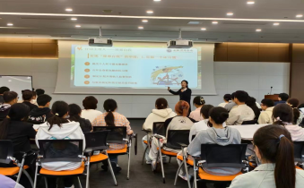 我校成功举办2025级新生实验班主题班会观摩活动